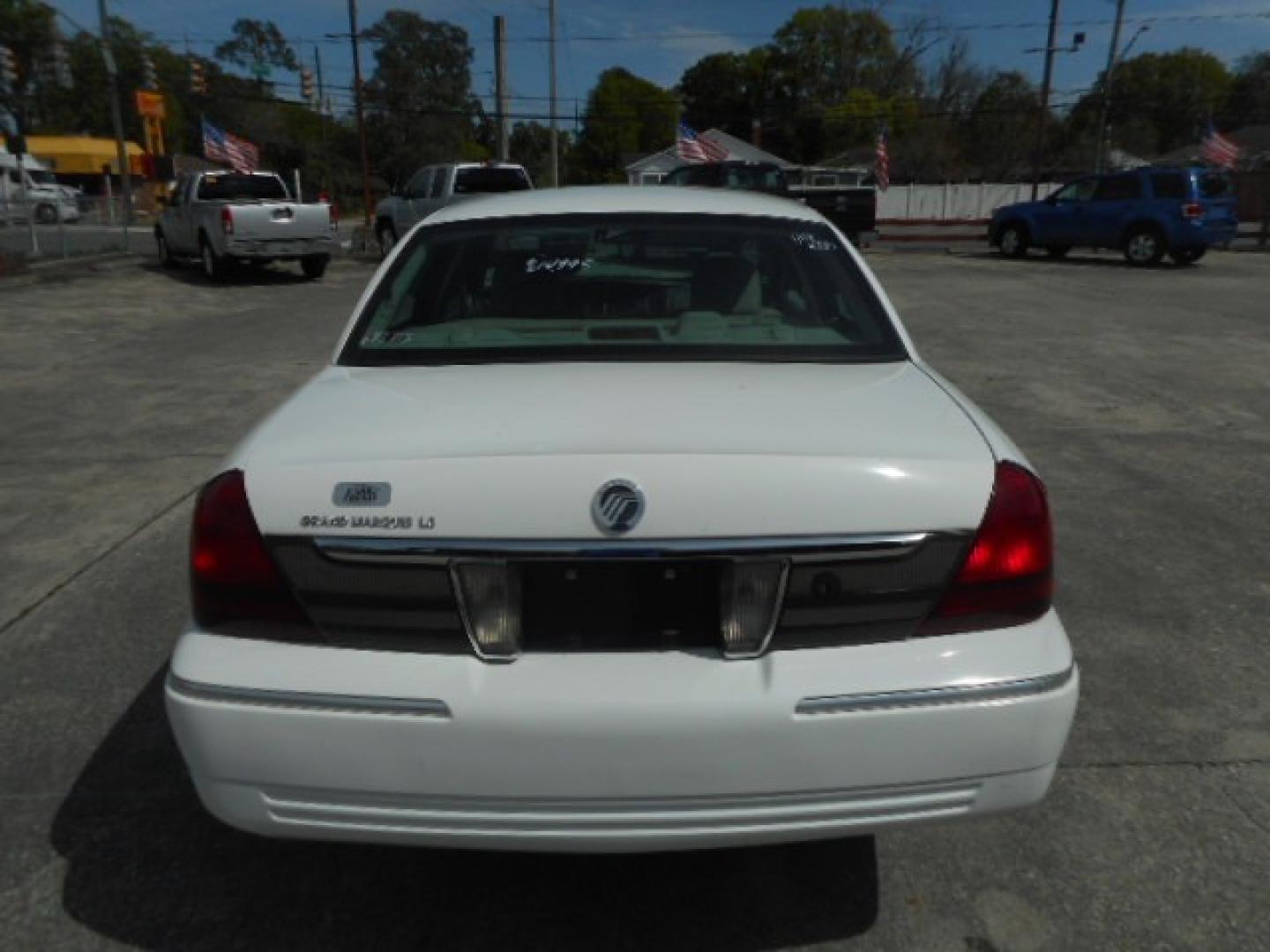 2008 WHITE MERCURY GRAND MARQUIS LS (2MEFM75V08X) , located at 1200 Cassat Avenue, Jacksonville, FL, 32205, (904) 695-1885, 30.302404, -81.731033 - Photo#5